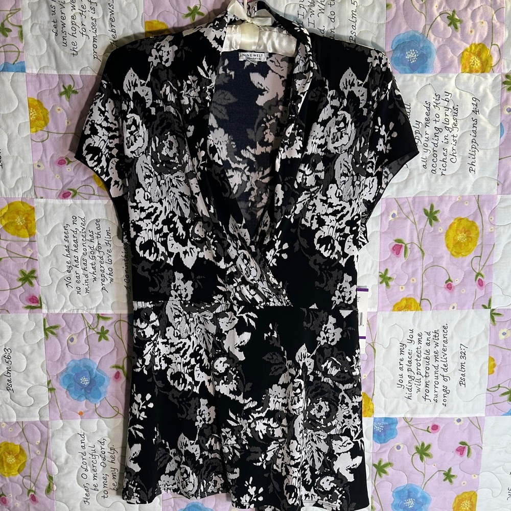 Nine West Black and White floral Women's stretch wrap Top Sz XXL